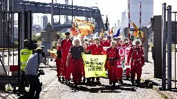 Tata Steel zegt dat het langer gas moet affakkelen door klimaatacties